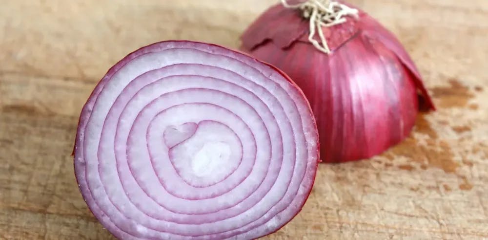 Especially red onions contain anthocyanins,