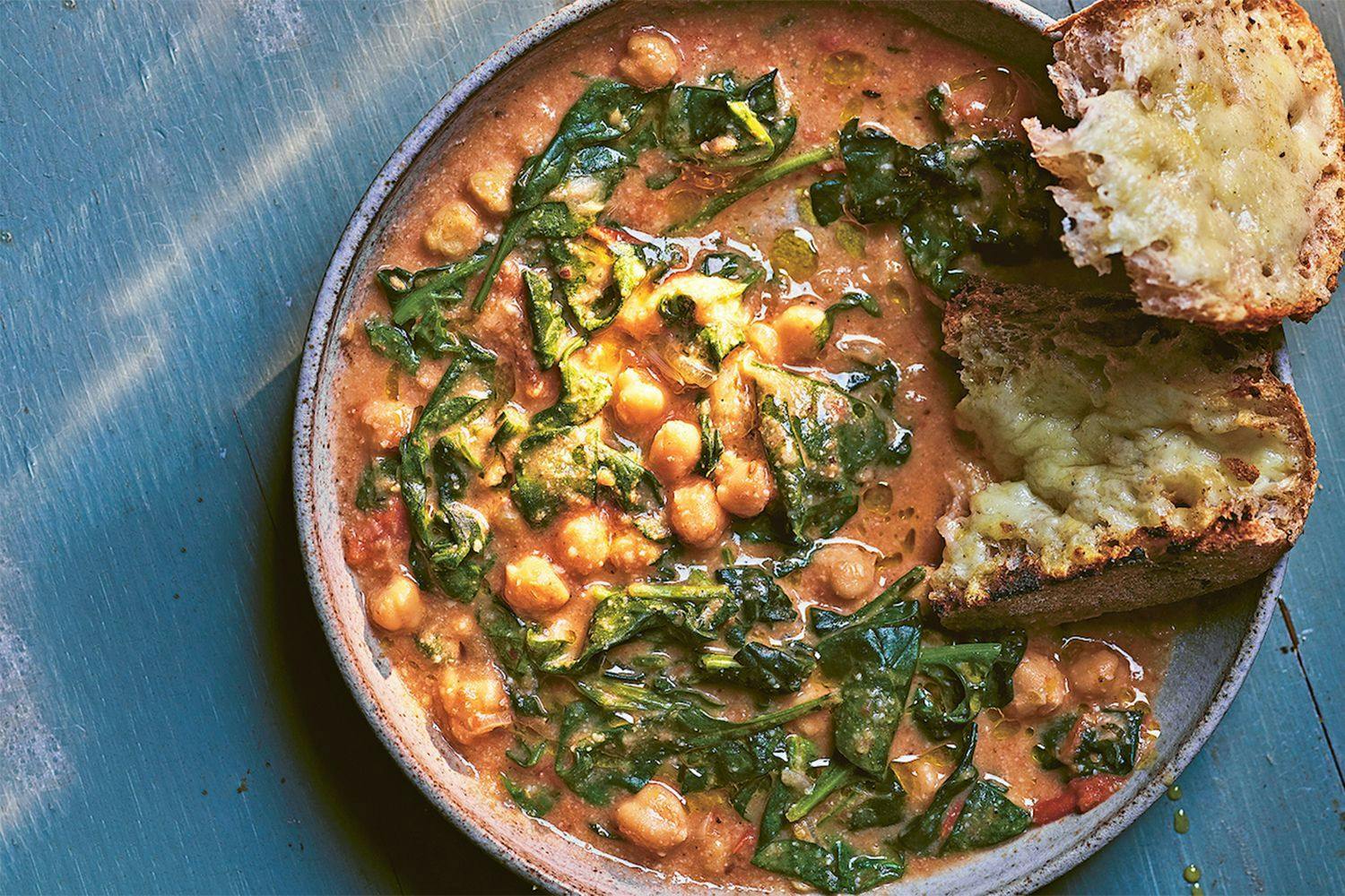 Stew made with chickpeas and spinach